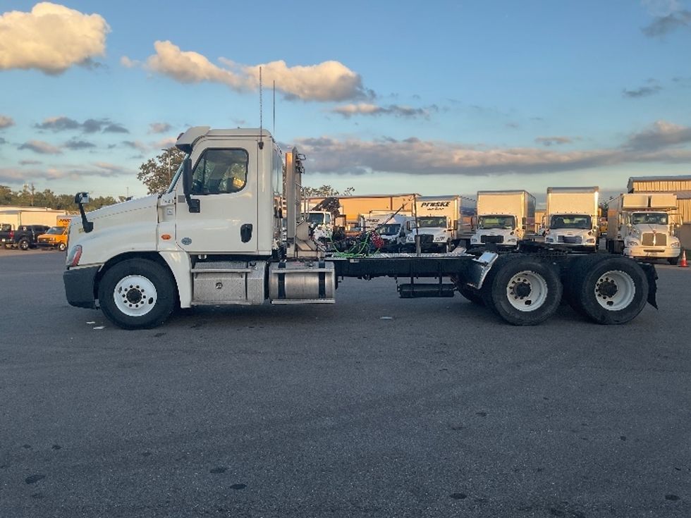 Day Cab Tractor-Heavy Duty Tractors-Freightliner-2019-Cascadia 12564ST-Tampa-FL-349,235\n\t\tmiles-$ 38,250 - Image 4