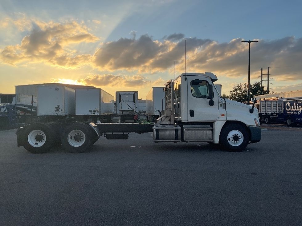 Day Cab Tractor-Heavy Duty Tractors-Freightliner-2019-Cascadia 12564ST-Tampa-FL-349,235\n\t\tmiles-$ 38,250 - Image 8