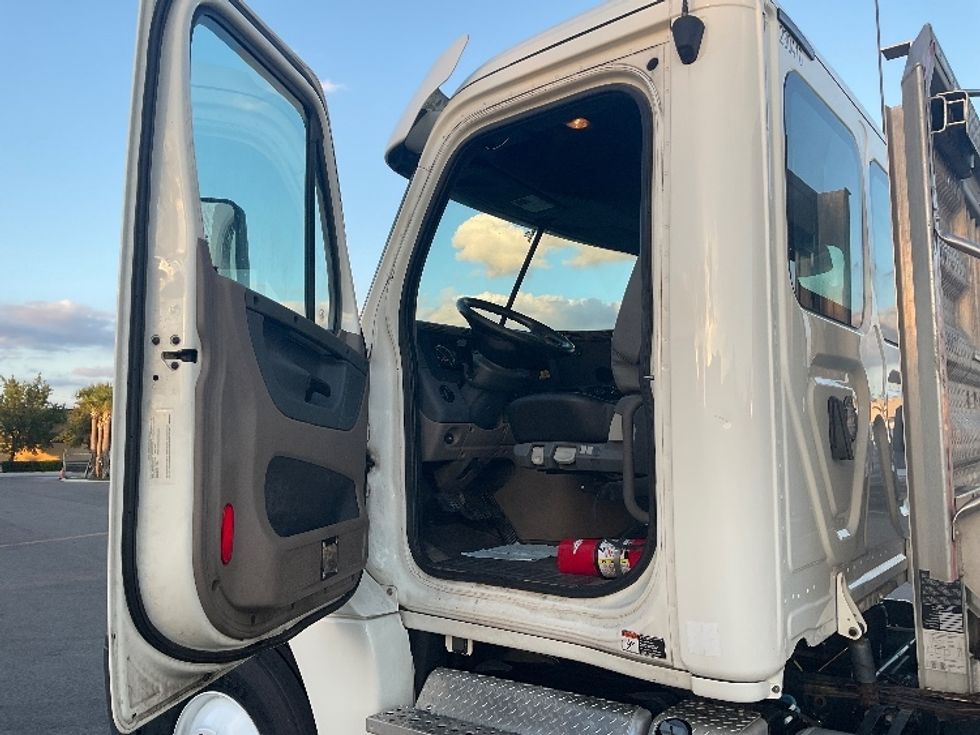 Day Cab Tractor-Heavy Duty Tractors-Freightliner-2019-Cascadia 12564ST-Tampa-FL-349,235\n\t\tmiles-$ 38,250 - Image 9