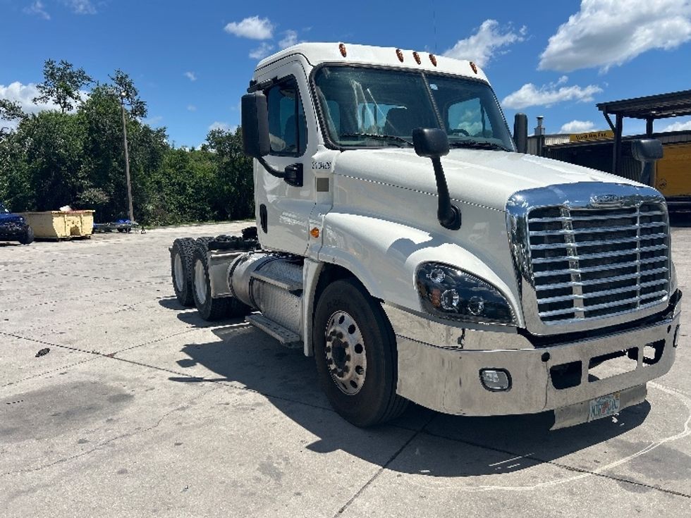 Day Cab Tractor-Heavy Duty Tractors-Freightliner-2019-Cascadia 12564ST-Tampa-FL-382,451\n\t\tmiles-$ 44,000 - Image 1