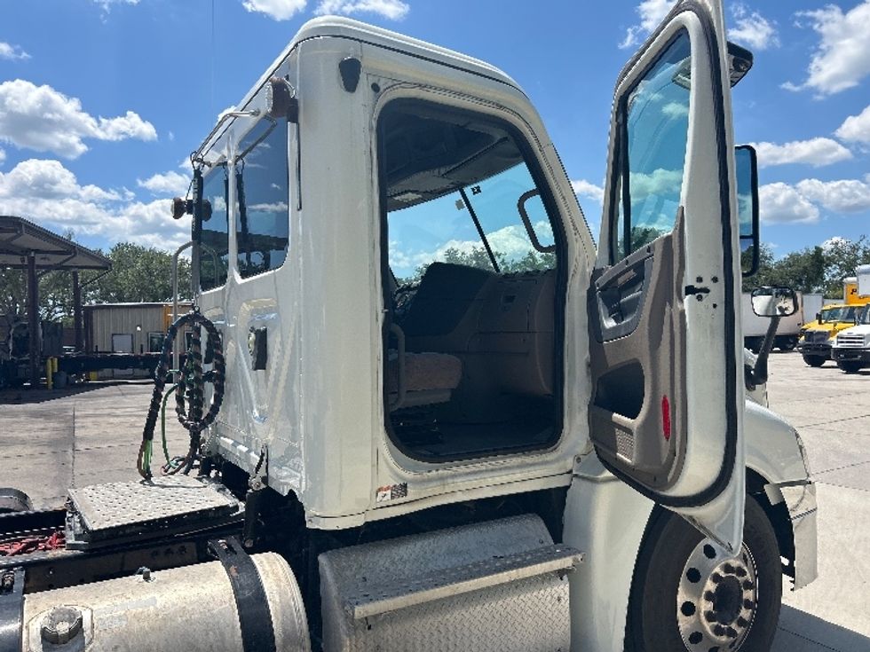 Day Cab Tractor-Heavy Duty Tractors-Freightliner-2019-Cascadia 12564ST-Tampa-FL-382,451\n\t\tmiles-$ 44,000 - Image 12