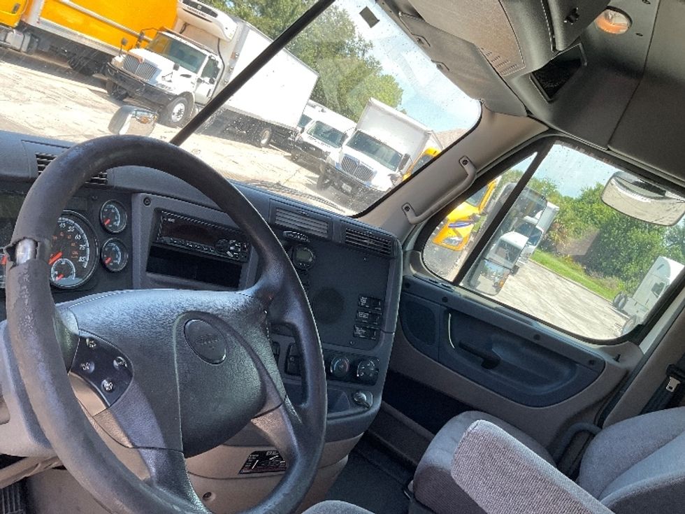 Day Cab Tractor-Heavy Duty Tractors-Freightliner-2019-Cascadia 12564ST-Tampa-FL-421,852\n\t\tmiles-$ 41,750 - Image 10