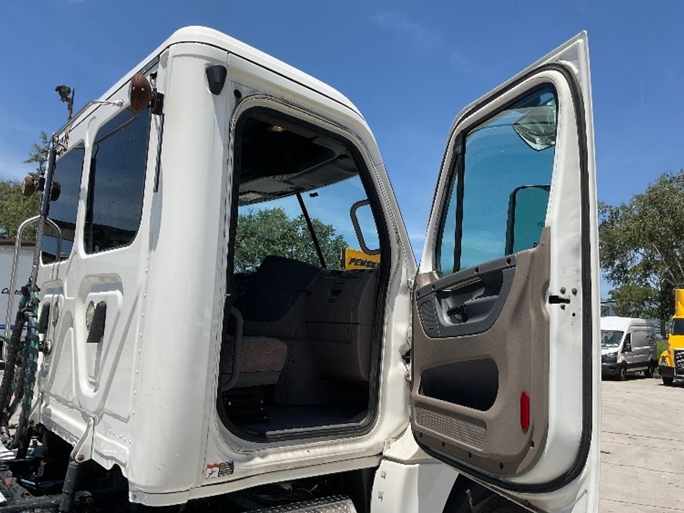 Day Cab Tractor-Heavy Duty Tractors-Freightliner-2019-Cascadia 12564ST-Tampa-FL-421,852\n\t\tmiles-$ 41,750 - Image 12