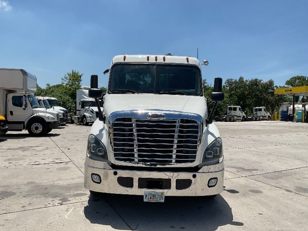 Day Cab Tractor-Heavy Duty Tractors-Freightliner-2019-Cascadia 12564ST-Tampa-FL-421,852\n\t\tmiles-$ 41,750 - Image 2