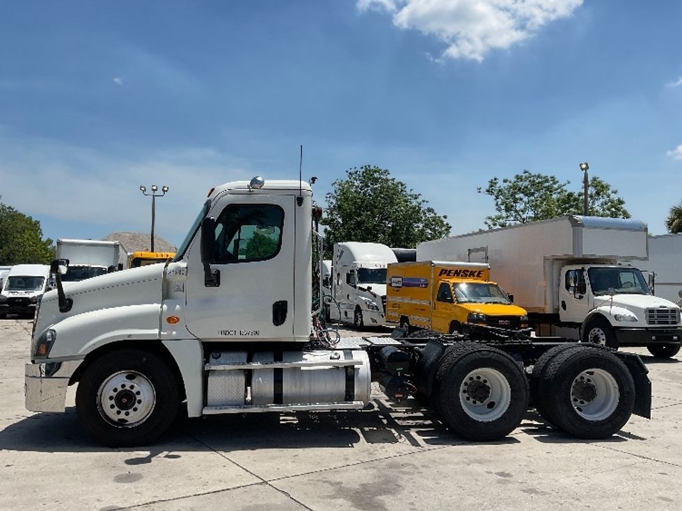 Day Cab Tractor-Heavy Duty Tractors-Freightliner-2019-Cascadia 12564ST-Tampa-FL-421,852\n\t\tmiles-$ 41,750 - Image 4