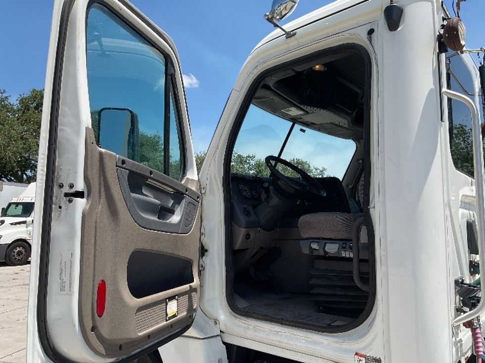 Day Cab Tractor-Heavy Duty Tractors-Freightliner-2019-Cascadia 12564ST-Tampa-FL-421,852\n\t\tmiles-$ 41,750 - Image 9