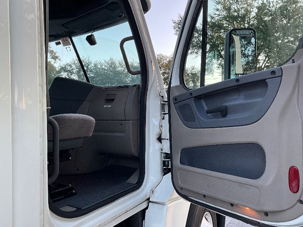 Day Cab Tractor-Heavy Duty Tractors-Freightliner-2019-Cascadia 12564ST-Tampa-FL-512,550\n\t\tmiles-$ 31,500 - Image 11