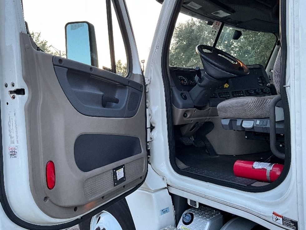 Day Cab Tractor-Heavy Duty Tractors-Freightliner-2019-Cascadia 12564ST-Tampa-FL-512,550\n\t\tmiles-$ 31,500 - Image 8