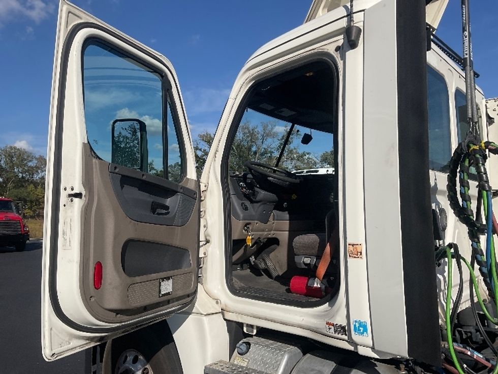 Day Cab Tractor-Heavy Duty Tractors-Freightliner-2019-Cascadia 12564ST-Tampa-FL-513,788\n\t\tmiles-$ 34,500 - Image 10