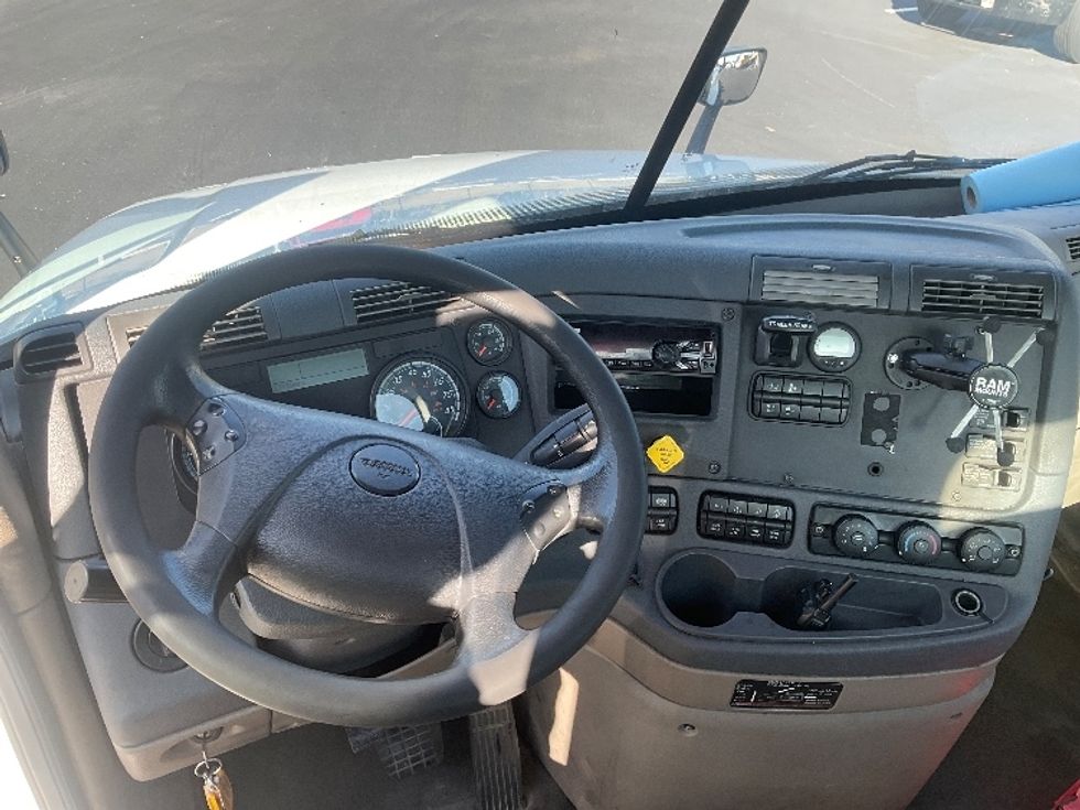 Day Cab Tractor-Heavy Duty Tractors-Freightliner-2019-Cascadia 12564ST-Tampa-FL-513,788\n\t\tmiles-$ 34,500 - Image 11