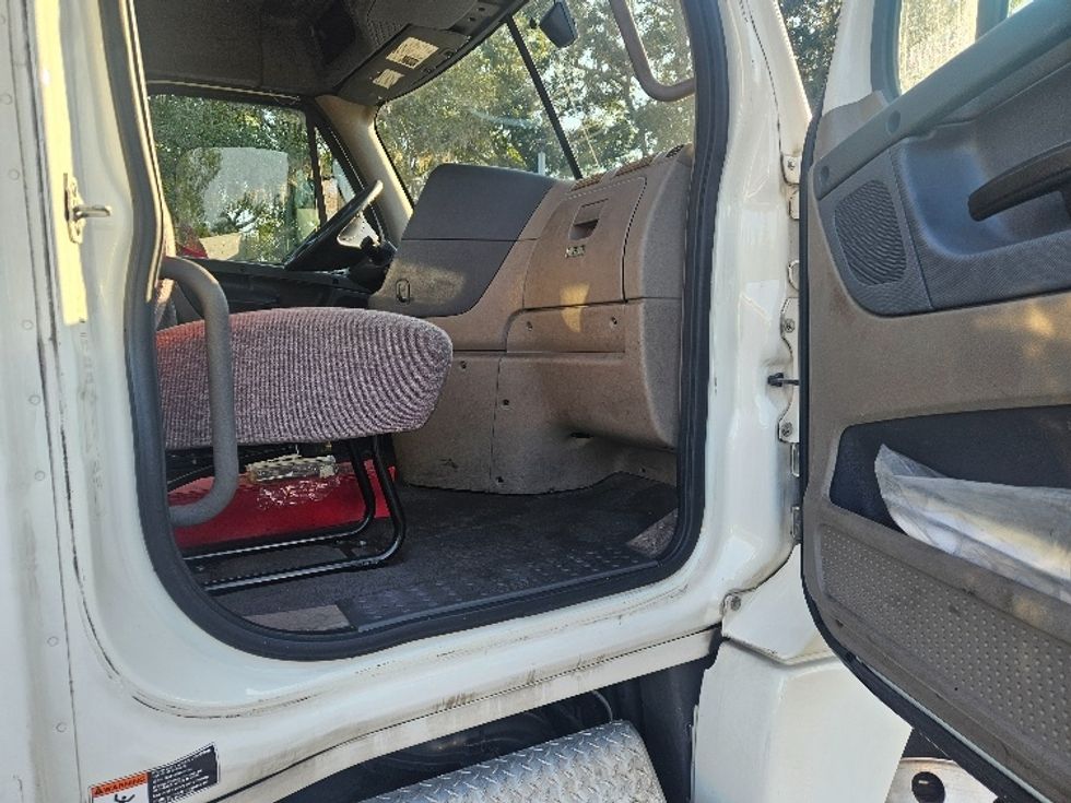 Day Cab Tractor-Heavy Duty Tractors-Freightliner-2019-Cascadia 12564ST-Tampa-FL-513,788\n\t\tmiles-$ 34,500 - Image 16