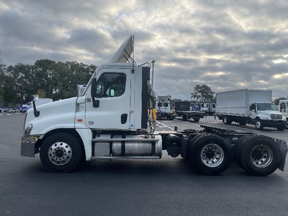 Day Cab Tractor-Heavy Duty Tractors-Freightliner-2019-Cascadia 12564ST-Tampa-FL-513,788\n\t\tmiles-$ 34,500 - Image 4