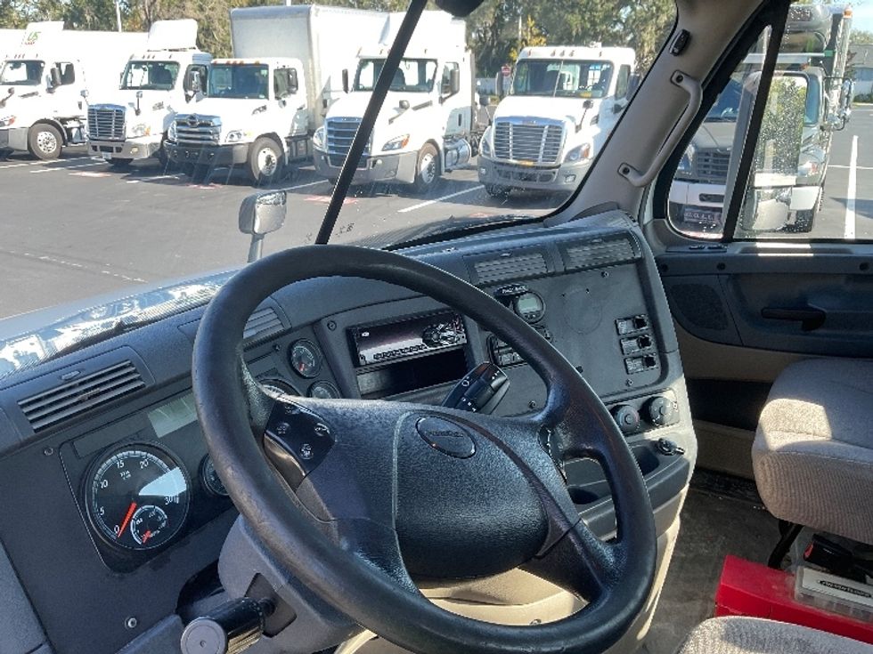 Day Cab Tractor-Heavy Duty Tractors-Freightliner-2019-Cascadia 12564ST-Tampa-FL-513,842\n\t\tmiles-$ 31,500 - Image 10