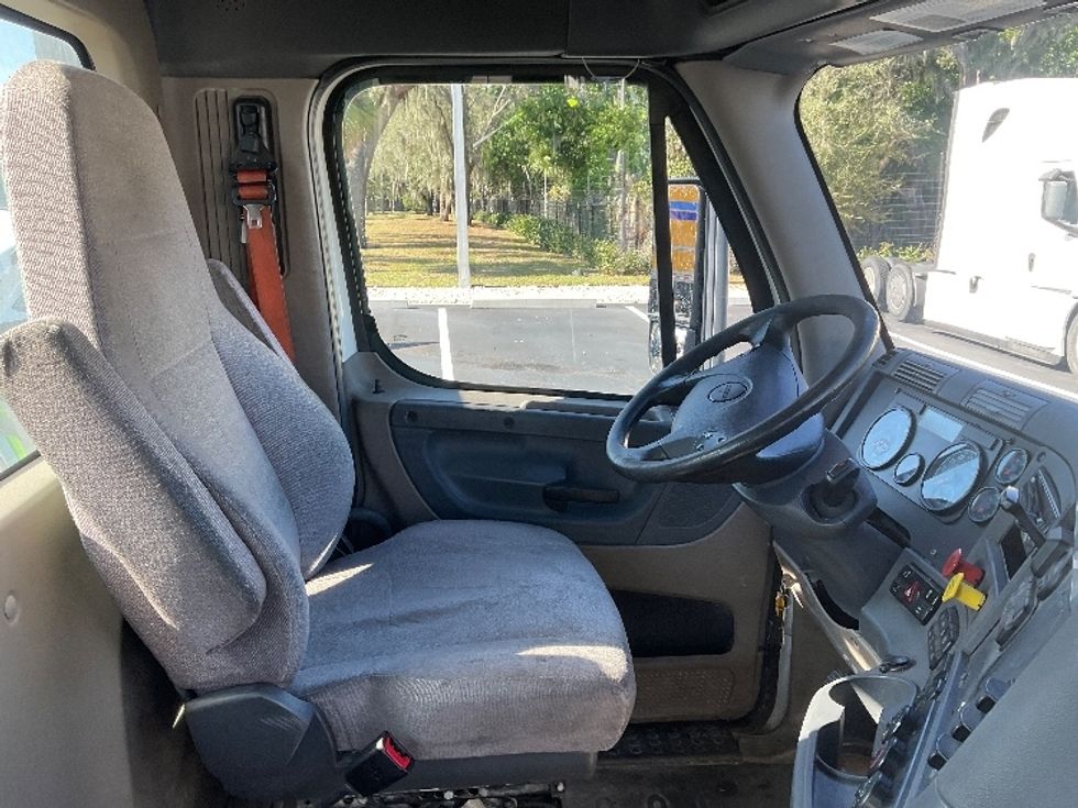 Day Cab Tractor-Heavy Duty Tractors-Freightliner-2019-Cascadia 12564ST-Tampa-FL-513,842\n\t\tmiles-$ 31,500 - Image 14