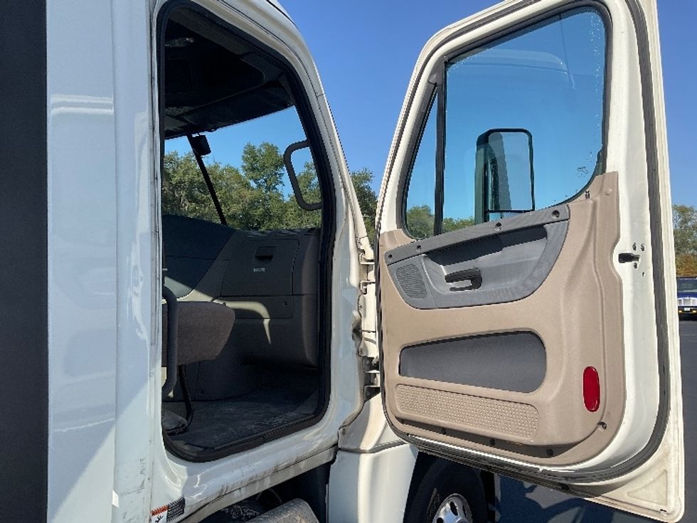 Day Cab Tractor-Heavy Duty Tractors-Freightliner-2019-Cascadia 12564ST-Tampa-FL-513,842\n\t\tmiles-$ 34,500 - Image 12