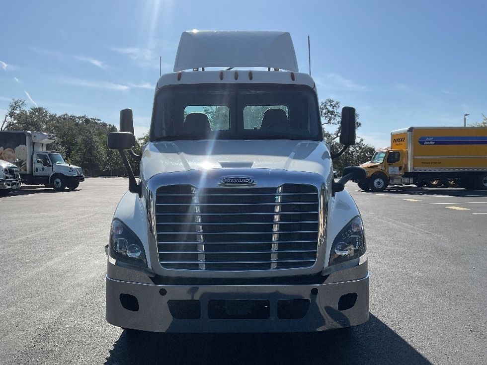 Day Cab Tractor-Heavy Duty Tractors-Freightliner-2019-Cascadia 12564ST-Tampa-FL-513,842\n\t\tmiles-$ 34,500 - Image 2