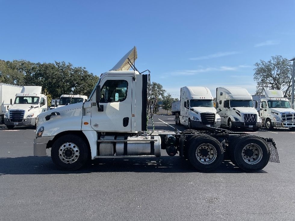 Day Cab Tractor-Heavy Duty Tractors-Freightliner-2019-Cascadia 12564ST-Tampa-FL-513,842\n\t\tmiles-$ 34,500 - Image 4