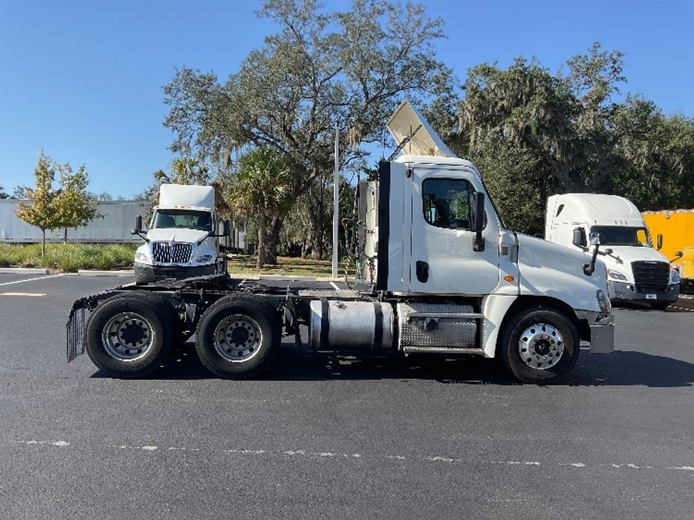 Day Cab Tractor-Heavy Duty Tractors-Freightliner-2019-Cascadia 12564ST-Tampa-FL-513,842\n\t\tmiles-$ 34,500 - Image 8