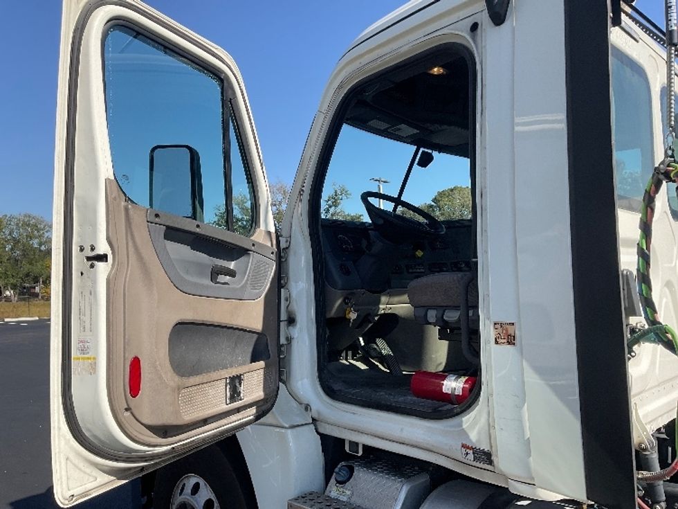 Day Cab Tractor-Heavy Duty Tractors-Freightliner-2019-Cascadia 12564ST-Tampa-FL-513,842\n\t\tmiles-$ 34,500 - Image 9