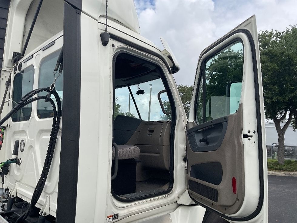 Day Cab Tractor-Heavy Duty Tractors-Freightliner-2019-Cascadia 12564ST-Tampa-FL-583,156\n\t\tmiles-$ 30,250 - Image 12