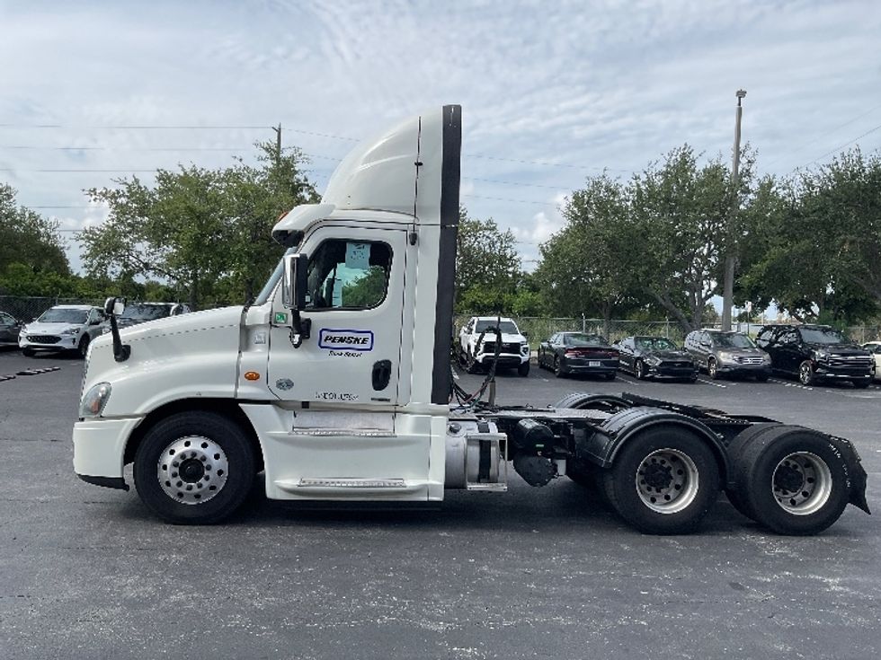 Day Cab Tractor-Heavy Duty Tractors-Freightliner-2019-Cascadia 12564ST-Tampa-FL-583,156\n\t\tmiles-$ 30,250 - Image 4