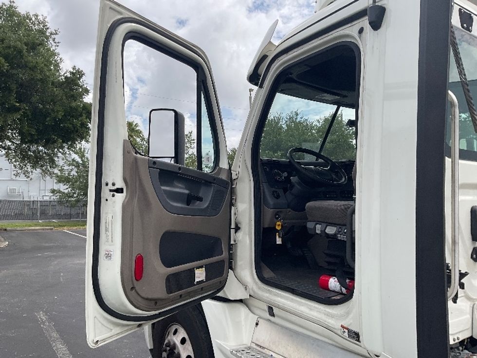 Day Cab Tractor-Heavy Duty Tractors-Freightliner-2019-Cascadia 12564ST-Tampa-FL-583,156\n\t\tmiles-$ 30,250 - Image 9