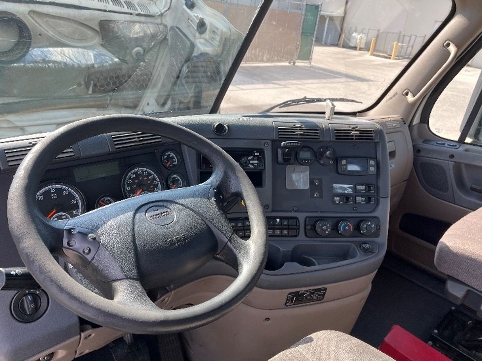 Day Cab Tractor-Heavy Duty Tractors-Freightliner-2019-Cascadia 12564ST-Tampa-FL-586,511\n\t\tmiles-$ 31,500 - Image 10