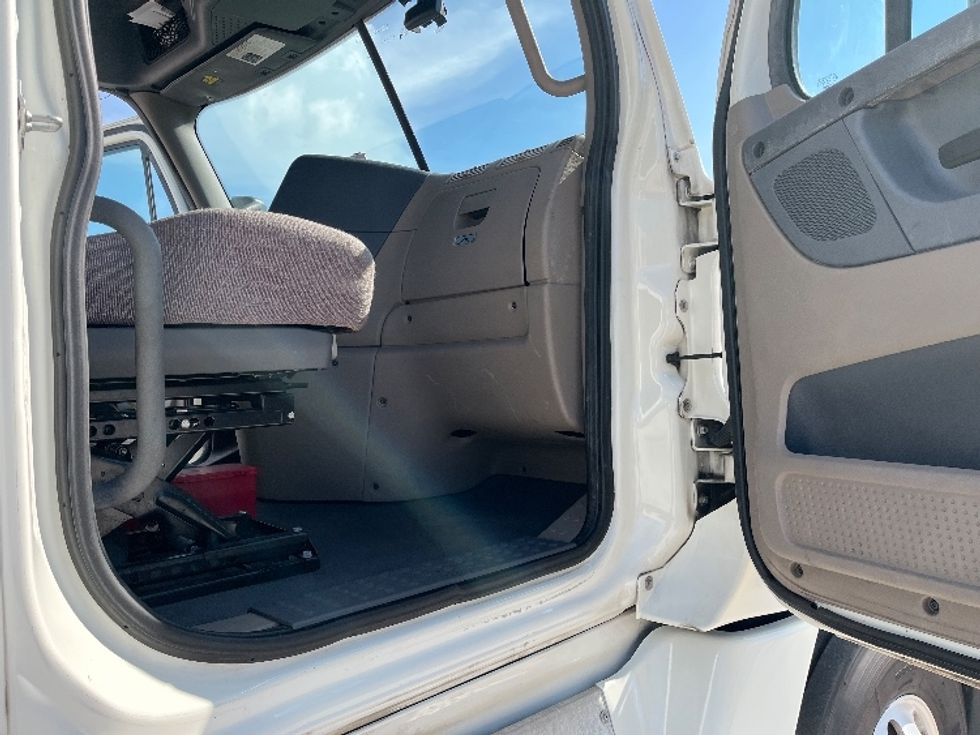 Day Cab Tractor-Heavy Duty Tractors-Freightliner-2019-Cascadia 12564ST-Tampa-FL-586,511\n\t\tmiles-$ 31,500 - Image 12