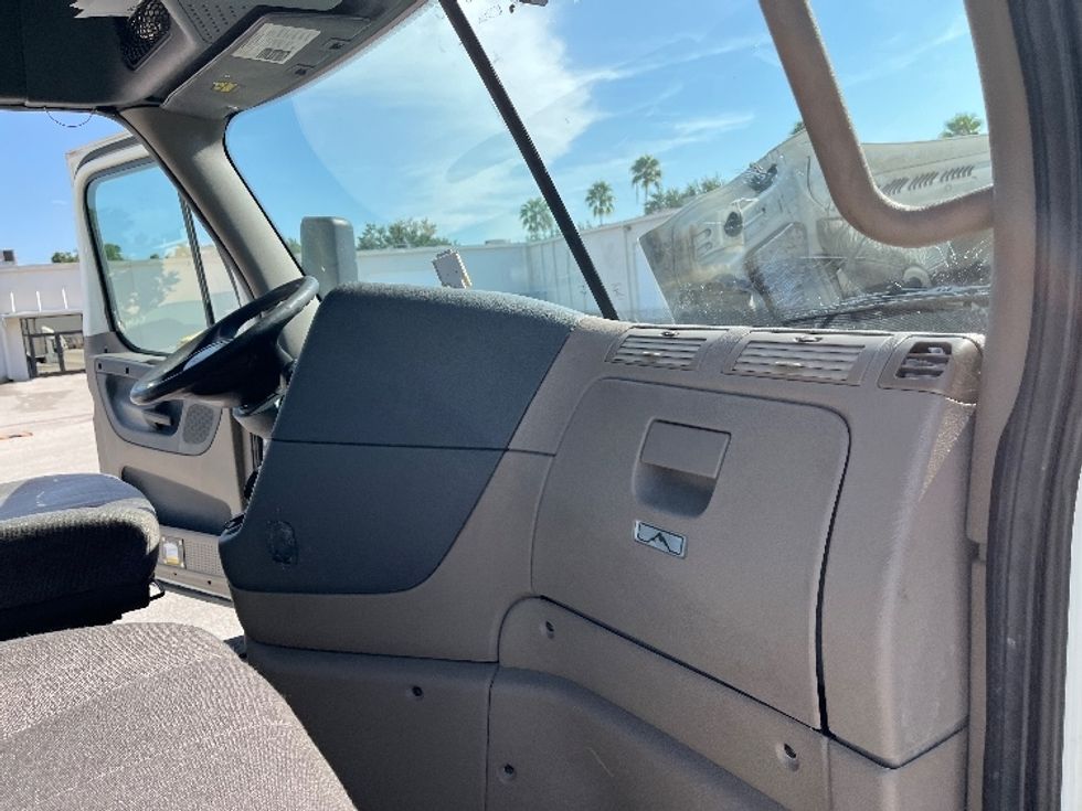 Day Cab Tractor-Heavy Duty Tractors-Freightliner-2019-Cascadia 12564ST-Tampa-FL-586,511\n\t\tmiles-$ 31,500 - Image 13