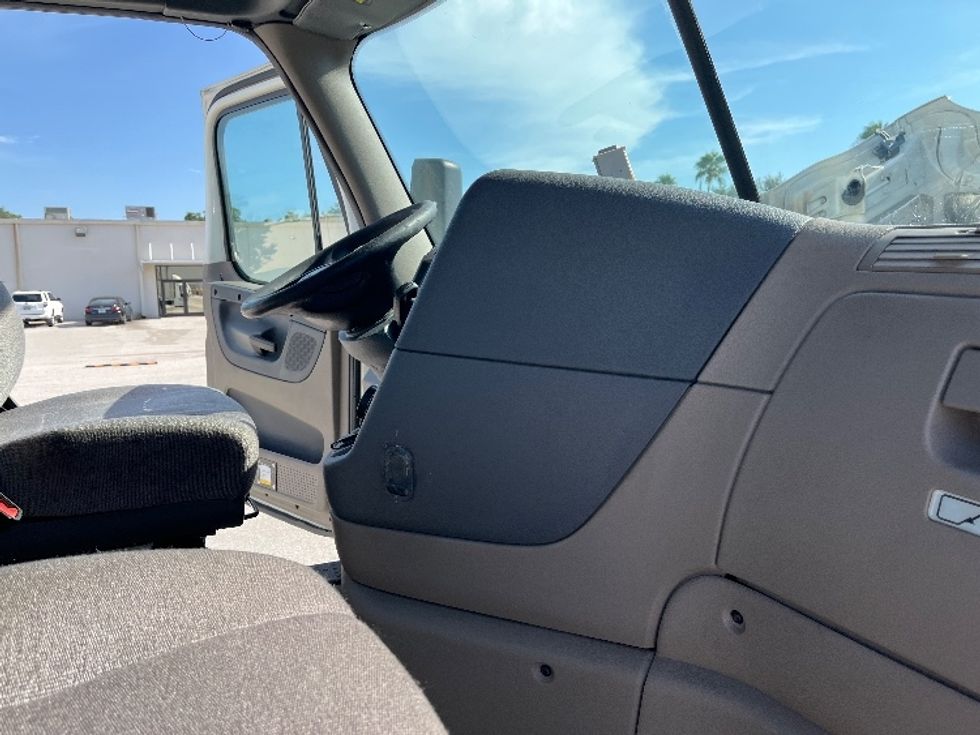 Day Cab Tractor-Heavy Duty Tractors-Freightliner-2019-Cascadia 12564ST-Tampa-FL-586,511\n\t\tmiles-$ 31,500 - Image 14