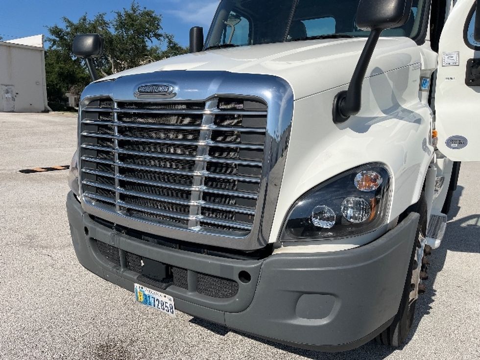 Day Cab Tractor-Heavy Duty Tractors-Freightliner-2019-Cascadia 12564ST-Tampa-FL-586,511\n\t\tmiles-$ 31,500 - Image 19