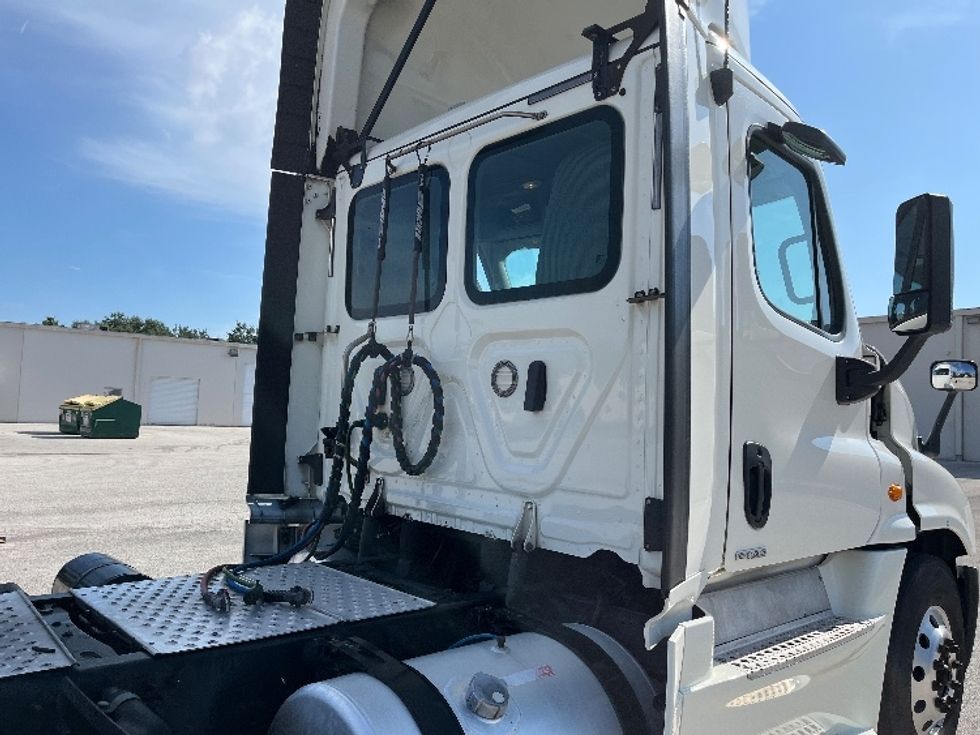 Day Cab Tractor-Heavy Duty Tractors-Freightliner-2019-Cascadia 12564ST-Tampa-FL-586,511\n\t\tmiles-$ 31,500 - Image 21