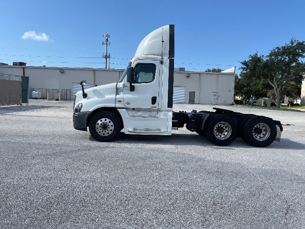 Day Cab Tractor-Heavy Duty Tractors-Freightliner-2019-Cascadia 12564ST-Tampa-FL-586,511\n\t\tmiles-$ 31,500 - Image 4