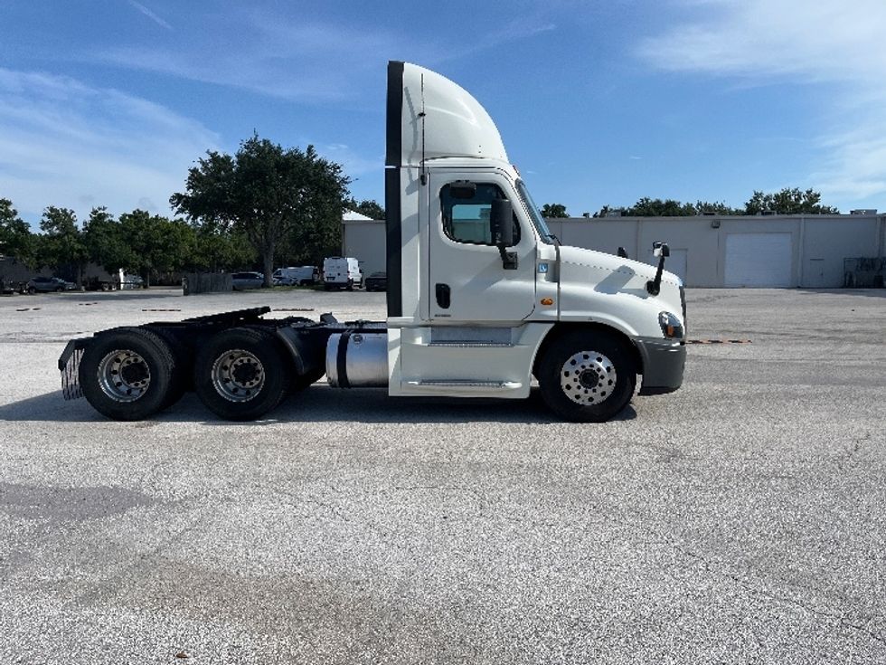 Day Cab Tractor-Heavy Duty Tractors-Freightliner-2019-Cascadia 12564ST-Tampa-FL-586,511\n\t\tmiles-$ 31,500 - Image 8