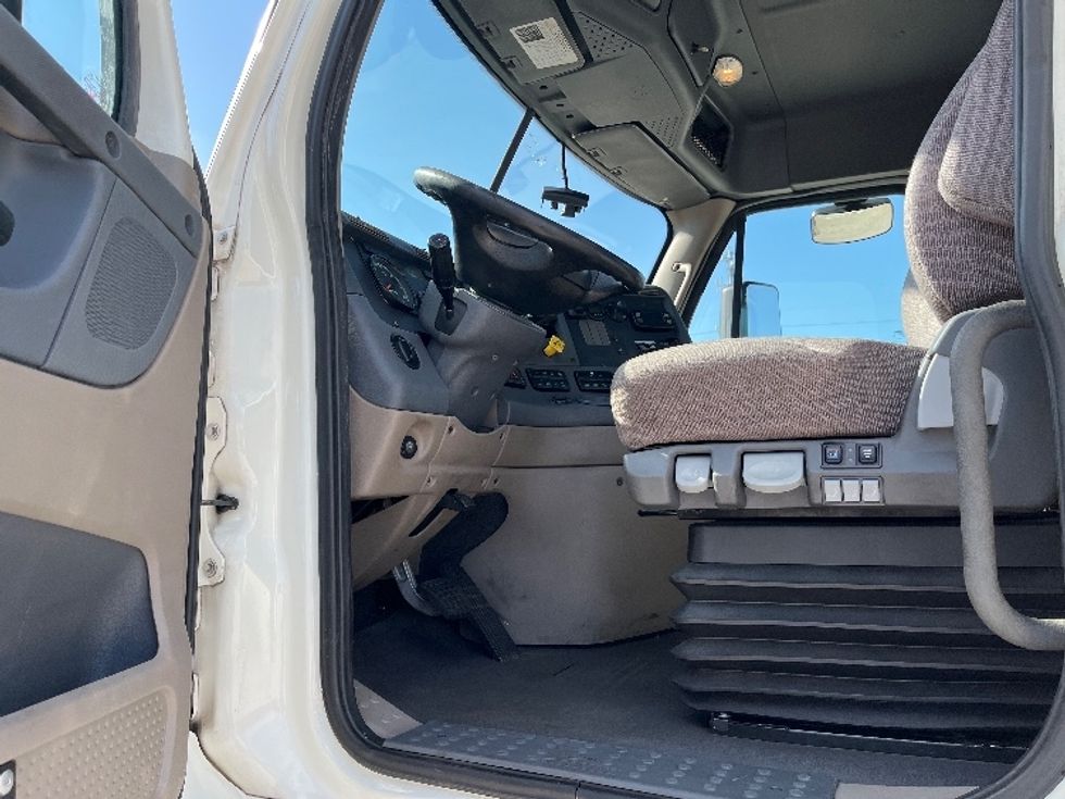 Day Cab Tractor-Heavy Duty Tractors-Freightliner-2019-Cascadia 12564ST-Tampa-FL-586,511\n\t\tmiles-$ 31,500 - Image 9
