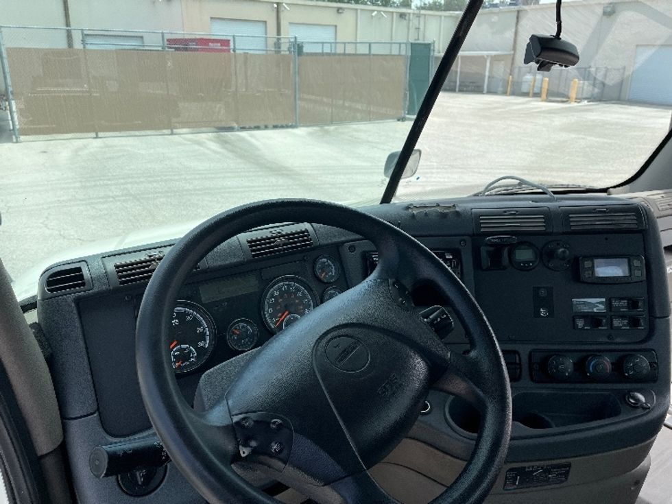 Day Cab Tractor-Heavy Duty Tractors-Freightliner-2019-Cascadia 12564ST-Tampa-FL-798,893\n\t\tmiles-$ 25,750 - Image 10