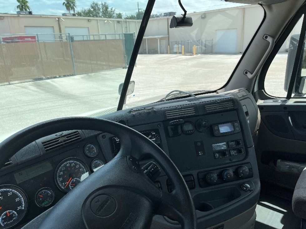 Day Cab Tractor-Heavy Duty Tractors-Freightliner-2019-Cascadia 12564ST-Tampa-FL-798,893\n\t\tmiles-$ 25,750 - Image 11