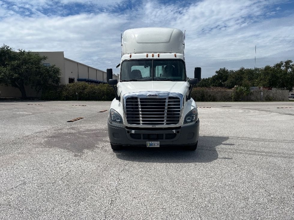 Day Cab Tractor-Heavy Duty Tractors-Freightliner-2019-Cascadia 12564ST-Tampa-FL-798,893\n\t\tmiles-$ 25,750 - Image 2