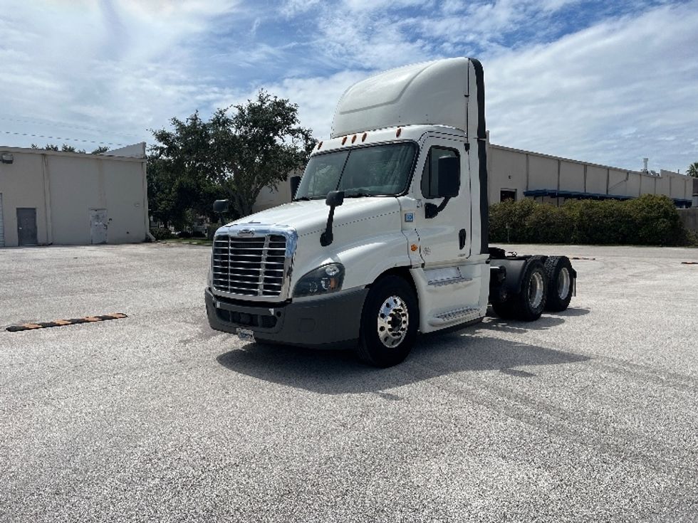 Day Cab Tractor-Heavy Duty Tractors-Freightliner-2019-Cascadia 12564ST-Tampa-FL-798,893\n\t\tmiles-$ 25,750 - Image 3