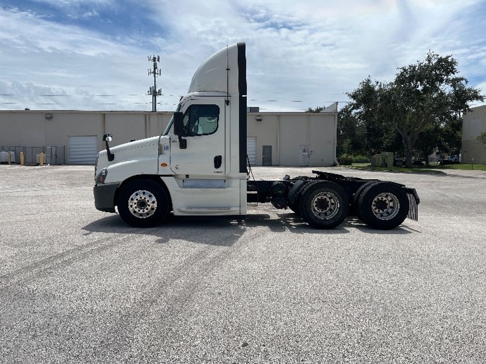 Day Cab Tractor-Heavy Duty Tractors-Freightliner-2019-Cascadia 12564ST-Tampa-FL-798,893\n\t\tmiles-$ 25,750 - Image 4