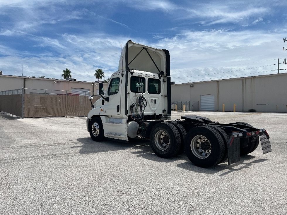 Day Cab Tractor-Heavy Duty Tractors-Freightliner-2019-Cascadia 12564ST-Tampa-FL-798,893\n\t\tmiles-$ 25,750 - Image 5