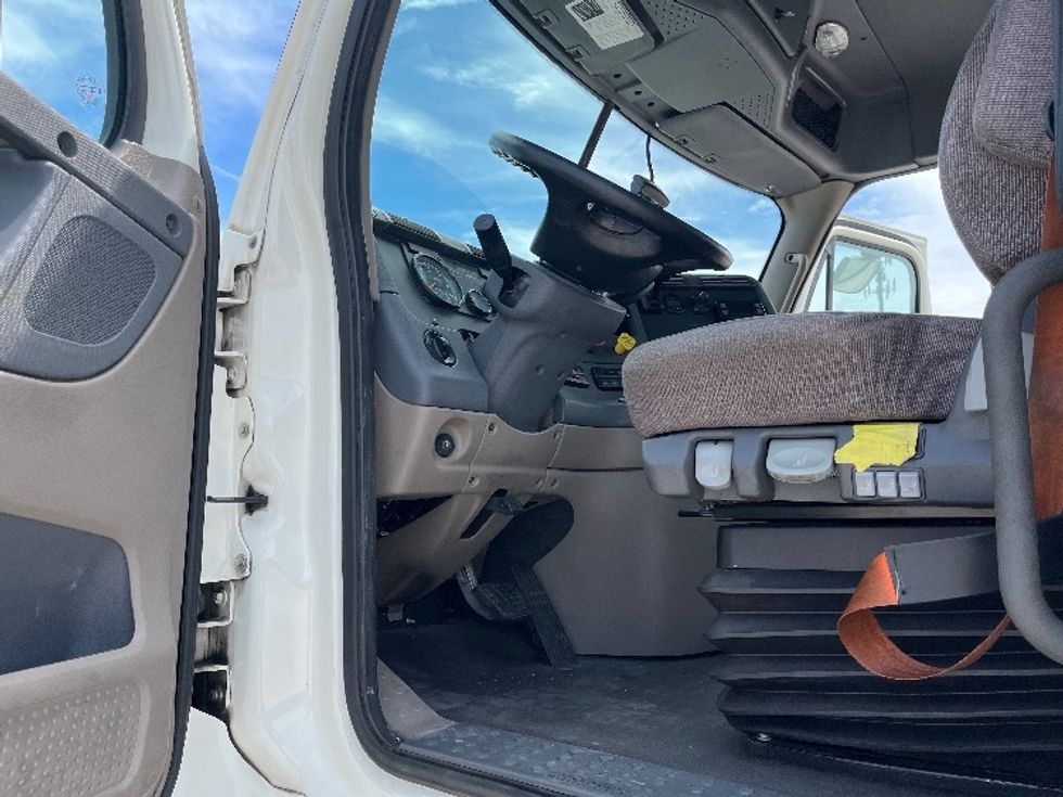 Day Cab Tractor-Heavy Duty Tractors-Freightliner-2019-Cascadia 12564ST-Tampa-FL-798,893\n\t\tmiles-$ 25,750 - Image 9