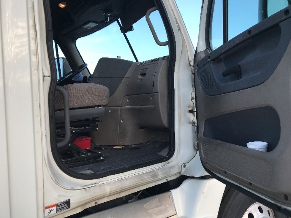 Day Cab Tractor-Heavy Duty Tractors-Freightliner-2019-Cascadia 12564ST-Tampa-FL-810,548\n\t\tmiles-$ 24,250 - Image 12