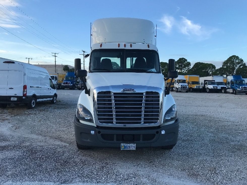 Day Cab Tractor-Heavy Duty Tractors-Freightliner-2019-Cascadia 12564ST-Tampa-FL-810,548\n\t\tmiles-$ 24,250 - Image 2