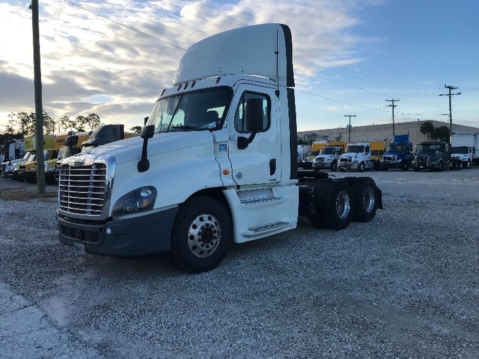 Day Cab Tractor-Heavy Duty Tractors-Freightliner-2019-Cascadia 12564ST-Tampa-FL-810,548\n\t\tmiles-$ 24,250 - Image 3
