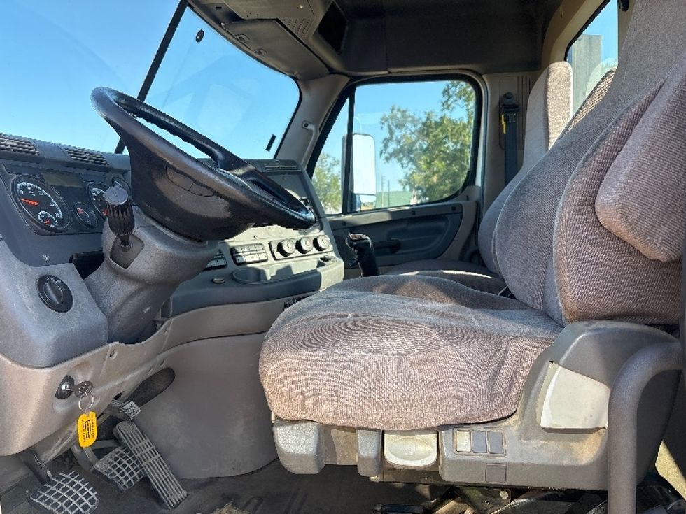 Day Cab Tractor-Heavy Duty Tractors-Freightliner-2019-Cascadia 12564ST-Tifton-GA-343,599\n\t\tmiles-$ 39,250 - Image 10