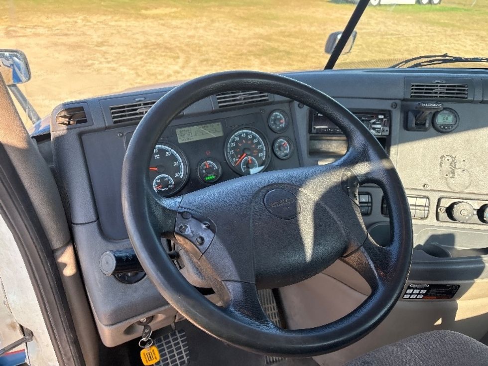 Day Cab Tractor-Heavy Duty Tractors-Freightliner-2019-Cascadia 12564ST-Tifton-GA-343,599\n\t\tmiles-$ 39,250 - Image 11