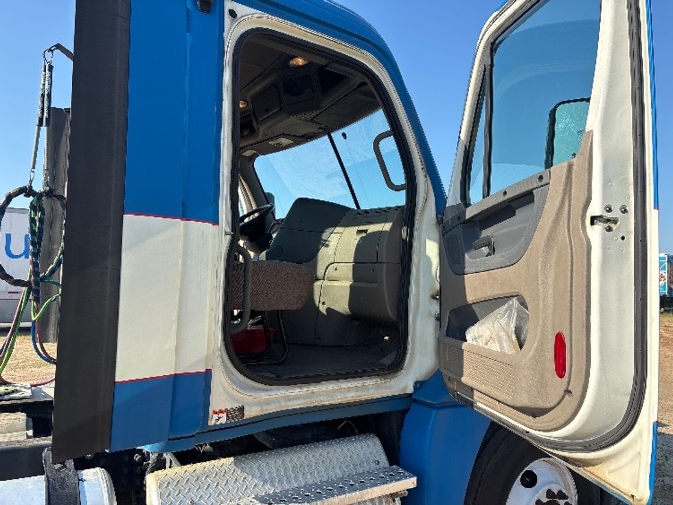 Day Cab Tractor-Heavy Duty Tractors-Freightliner-2019-Cascadia 12564ST-Tifton-GA-343,599\n\t\tmiles-$ 39,250 - Image 12