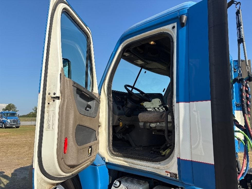 Day Cab Tractor-Heavy Duty Tractors-Freightliner-2019-Cascadia 12564ST-Tifton-GA-343,599\n\t\tmiles-$ 39,250 - Image 9