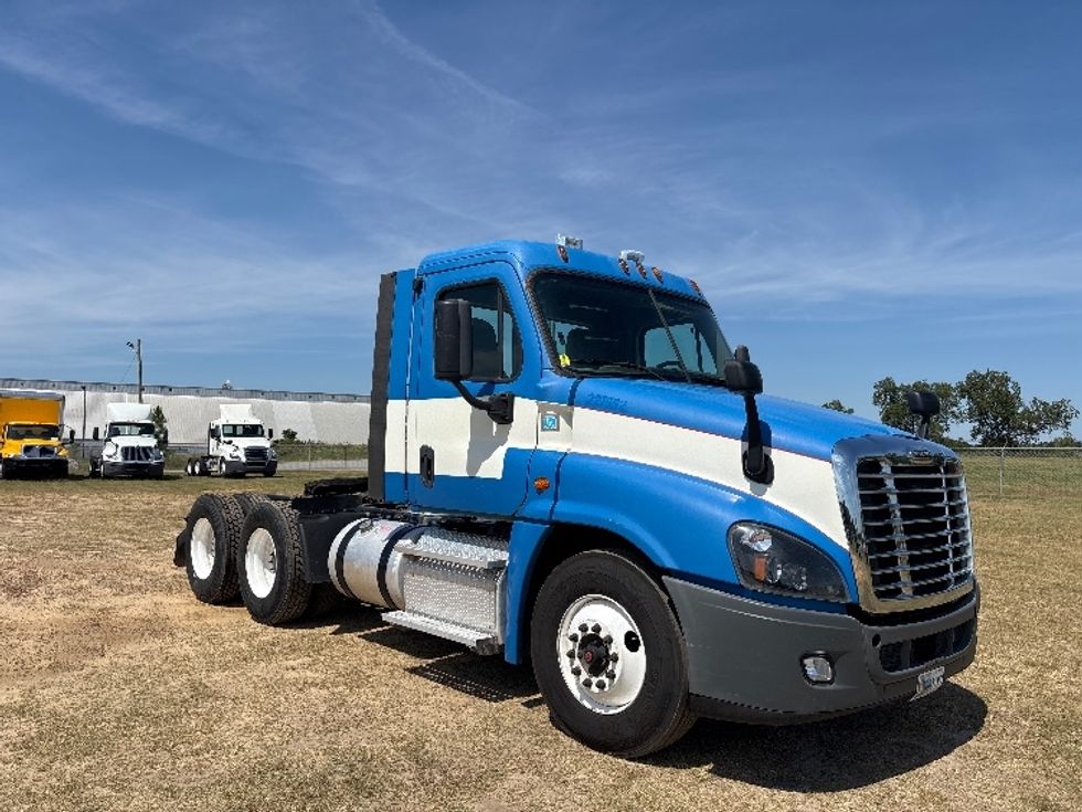 Day Cab Tractor-Heavy Duty Tractors-Freightliner-2019-Cascadia 12564ST-Tifton-GA-360,570\n\t\tmiles-$ 40,000 - Image 1